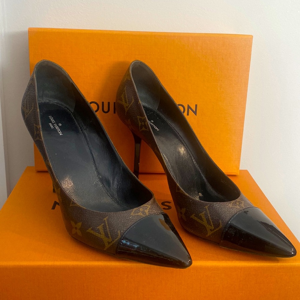 LOUIS VUITTON Monogram Canvas and Patent Leather Cap Toe Cherie pumps